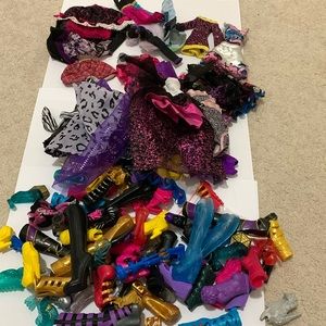 Monster high clothes/accessories